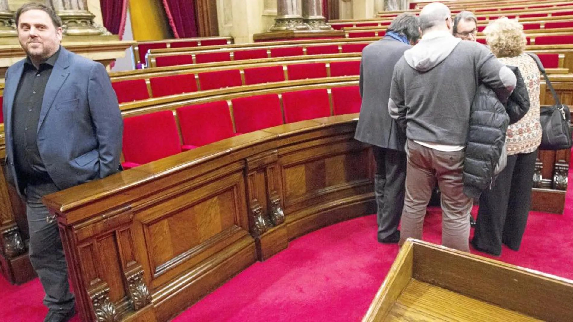 Oriol Junqueras, de Junts pel Sí, espera al presidente de la Generalitat en funciones, Artur Mas, ayer, tras una de las sesiones más breves de la historia del Parlamento catalán