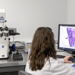 La Usal presenta su nuevo microscopio láser para tratar el cáncer