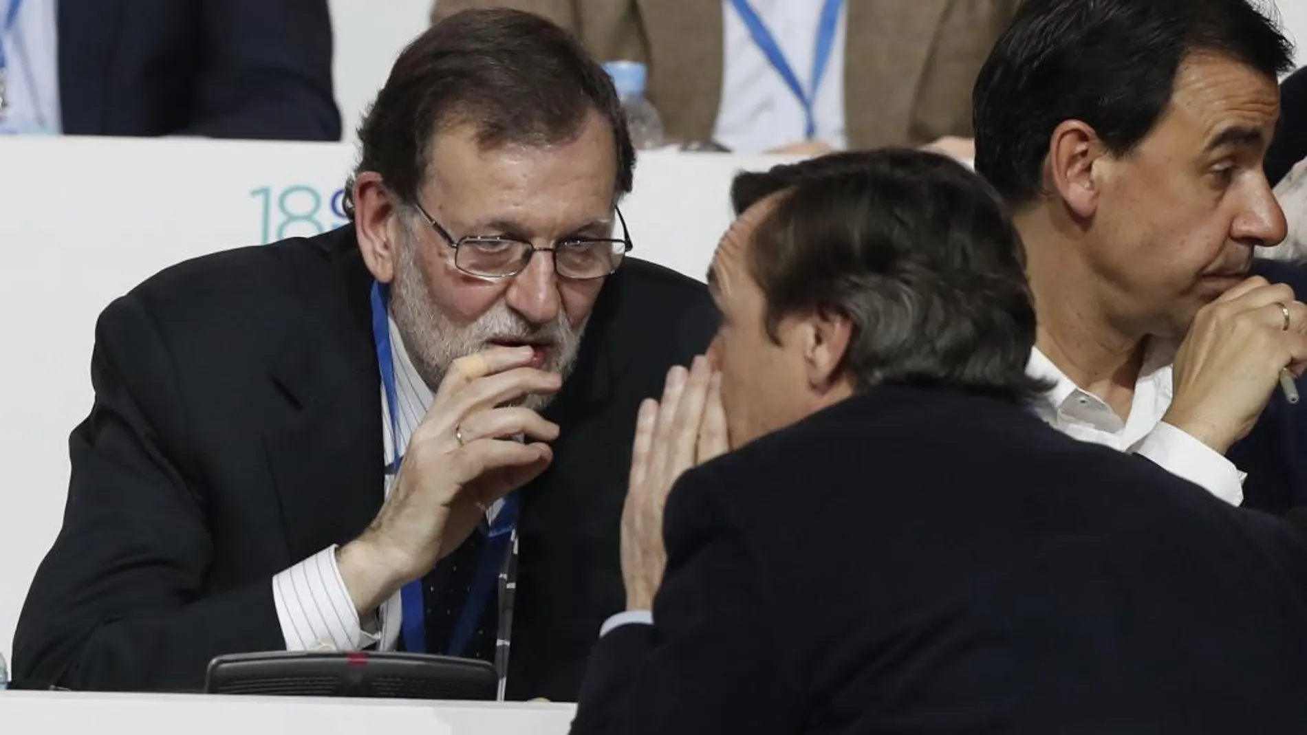 El presidente del Gobierno y del PP, Mariano Rajoy, conversa con el portavoz del PP en el Congreso, Rafael Hernando