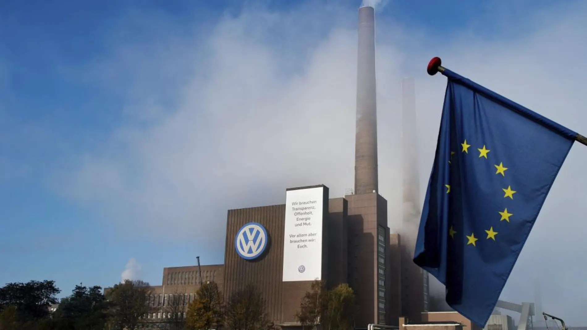 Una bandera de la Unión Europea ondea frente a la fábrica de Volkswagen (VW) en Wolfsburgo (Alemania)