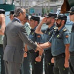 El director de la Guardia Civil saluda a un grupo de agentes que participan en la Operación Indalo.