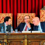 Jesús Julio Carnero conversa con Guzmán Gómez en presencia de Víctor Alonso