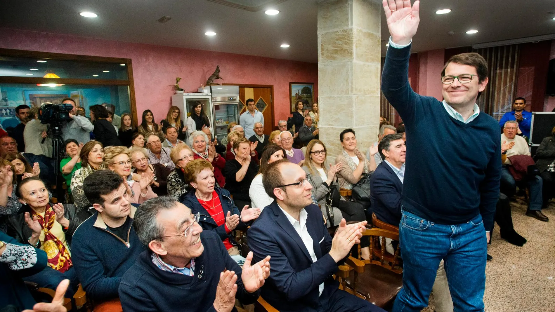 Fernández Mañueco saluda a los simpatizantes del PP en Ciudad Rodrigo, en presencia de Marcos Iglesias