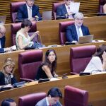 Diputados en sus escaños durante un pleno de Les Corts