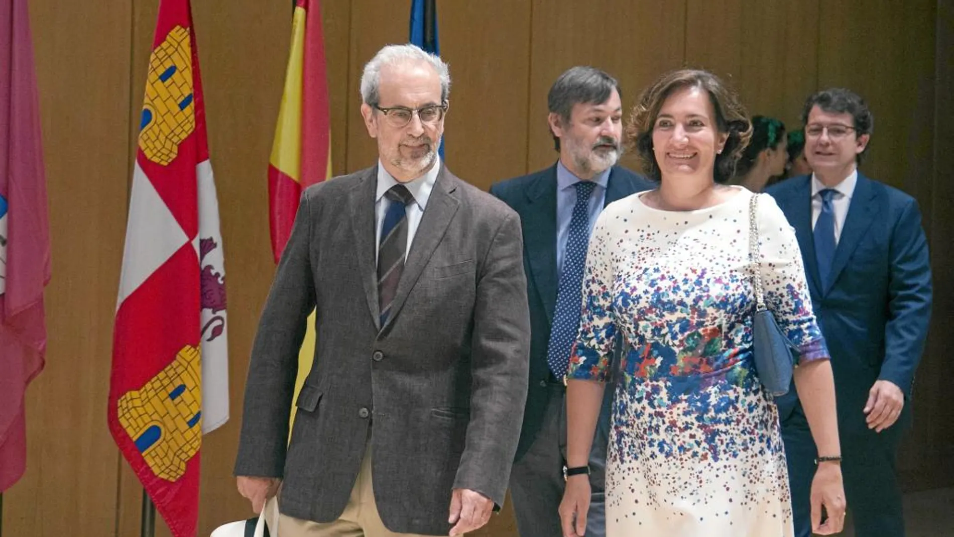 María Josefa García Cirac junto al secretario general del instituto Cervantes, Rafael Rodriguez Ponga; el rector de la USAL, Daniel Hernandez Ruipérez, y el alcalde de Salamanca, Alfonso Fernández Mañueco