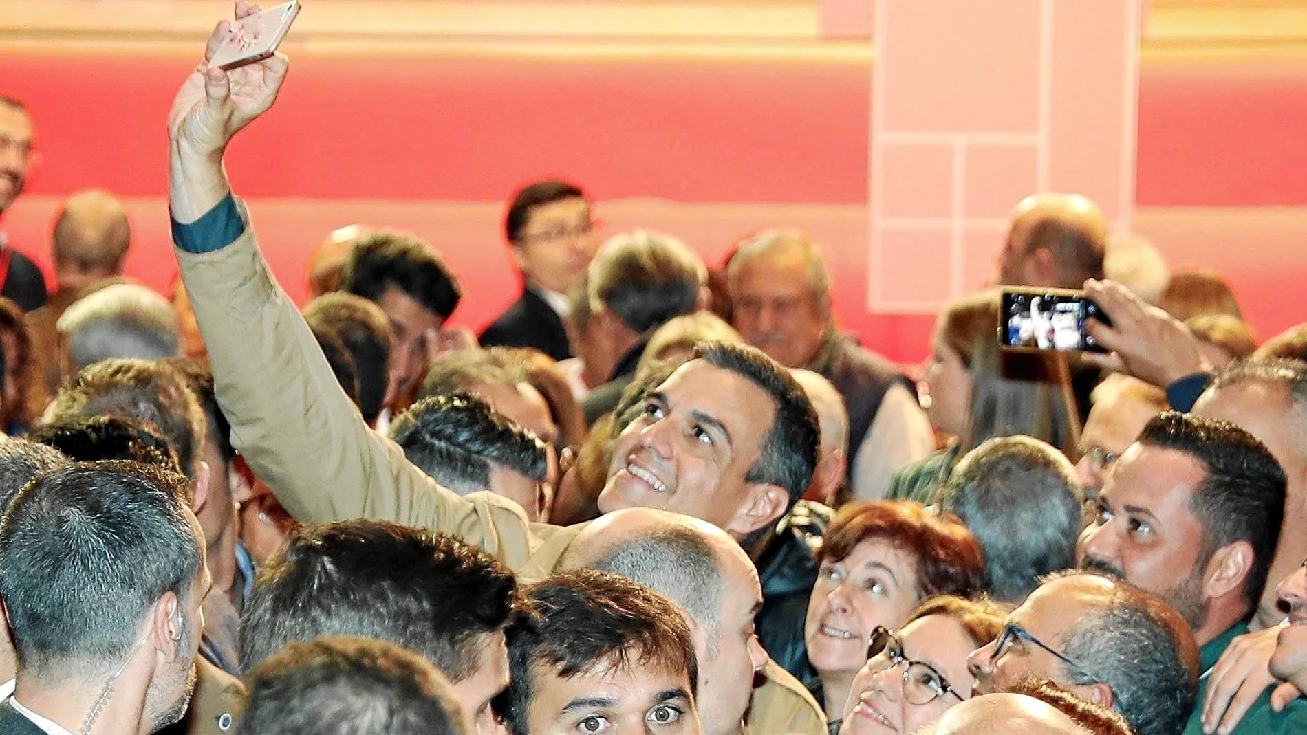 El presidente del Gobierno, Pedro Sánchez, se fotografía con simpatizantes socialistas, ayer en Las Palmas, donde clausuró la conferencia municipal del PSOE