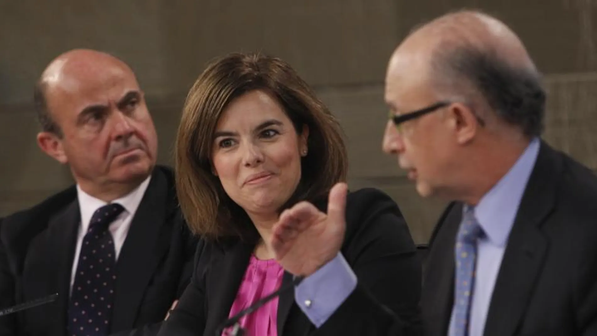Guindos, Sáenz de Santamaría y Montoro durante su comparecencia de hoy
