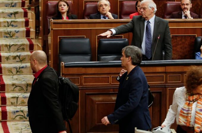 El ministro Josep Borrell señala al diputado de ERC que le ha escupido tras la expulsión de Gabriel Rufián