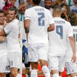 Bale y Ramos abrazan a James Rodriguez mientras el resto de jugadores también se acercan a felictarle