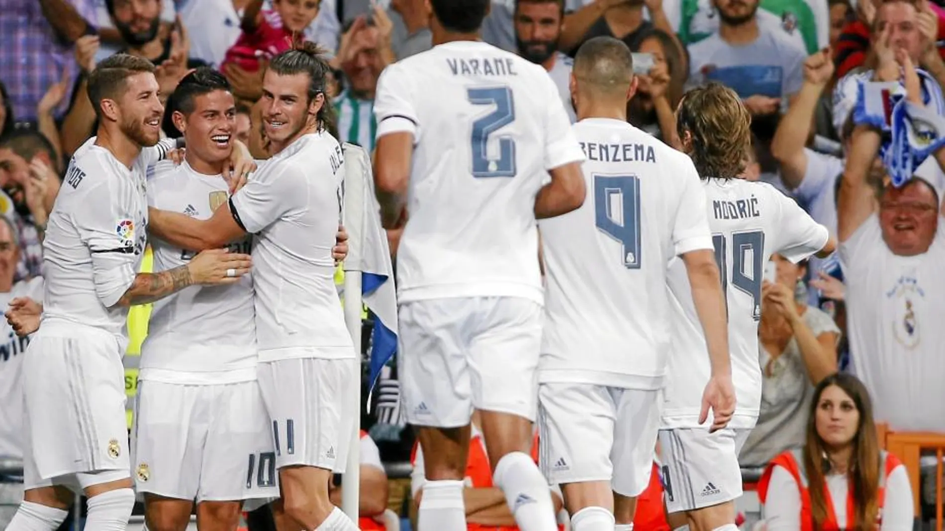 Bale y Ramos abrazan a James Rodriguez mientras el resto de jugadores también se acercan a felictarle
