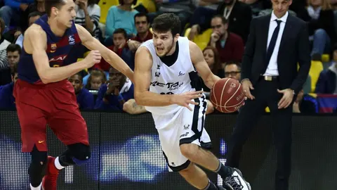 El alero serbio del Bilbao Basket Dejan Todorovic (d) con el balón ante el alero sueco del FC Barcelona Marcus Eriksson.