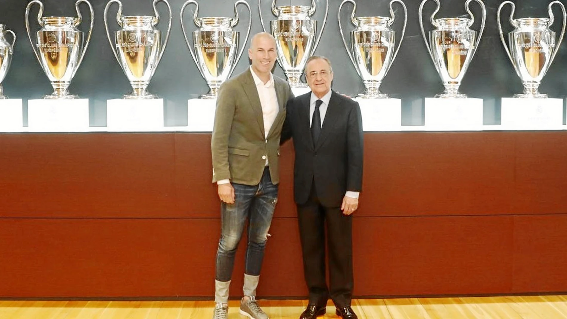 Florentino, en la presentación de Zidane con las 13 Copas de Europa de fondo