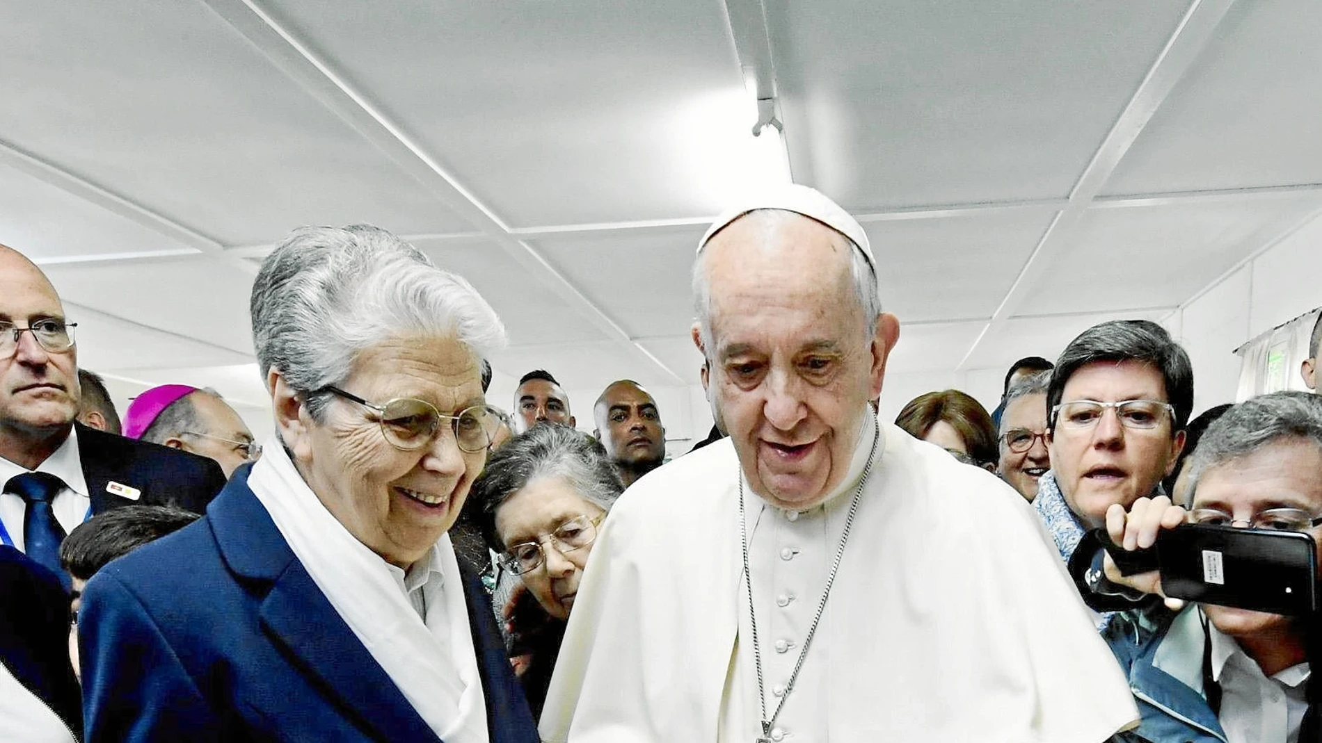 Sor Gloria recibió al Papa Francisco a su llegada al centro que regenta junto a sor Magdalena y sor María Luisa