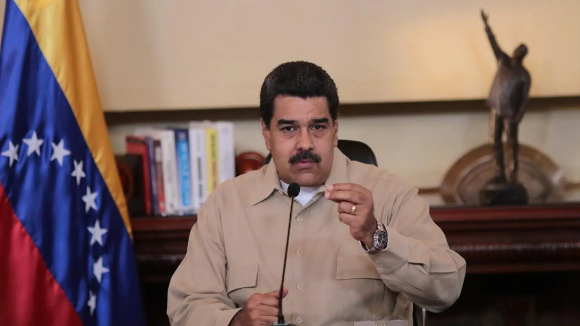 El presidente venezolano, Nicolás Maduro, en un encuentro con ministros y altos mandos militares en el palacio de Miraflores