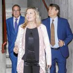 Pilar del Olmo, Baudilio Fernández y José María Ribot llegan a la reunión