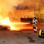 Cientos de coches ardieron en mayo de 2013 cuando bandas de jóvenes aterrorizaron varios suburbios de Estocolmo llegando incluso a prender fuego a restaurantes / Ap
