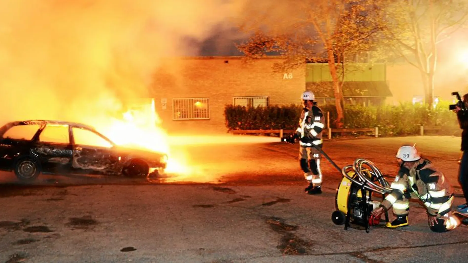 Cientos de coches ardieron en mayo de 2013 cuando bandas de jóvenes aterrorizaron varios suburbios de Estocolmo llegando incluso a prender fuego a restaurantes / Ap