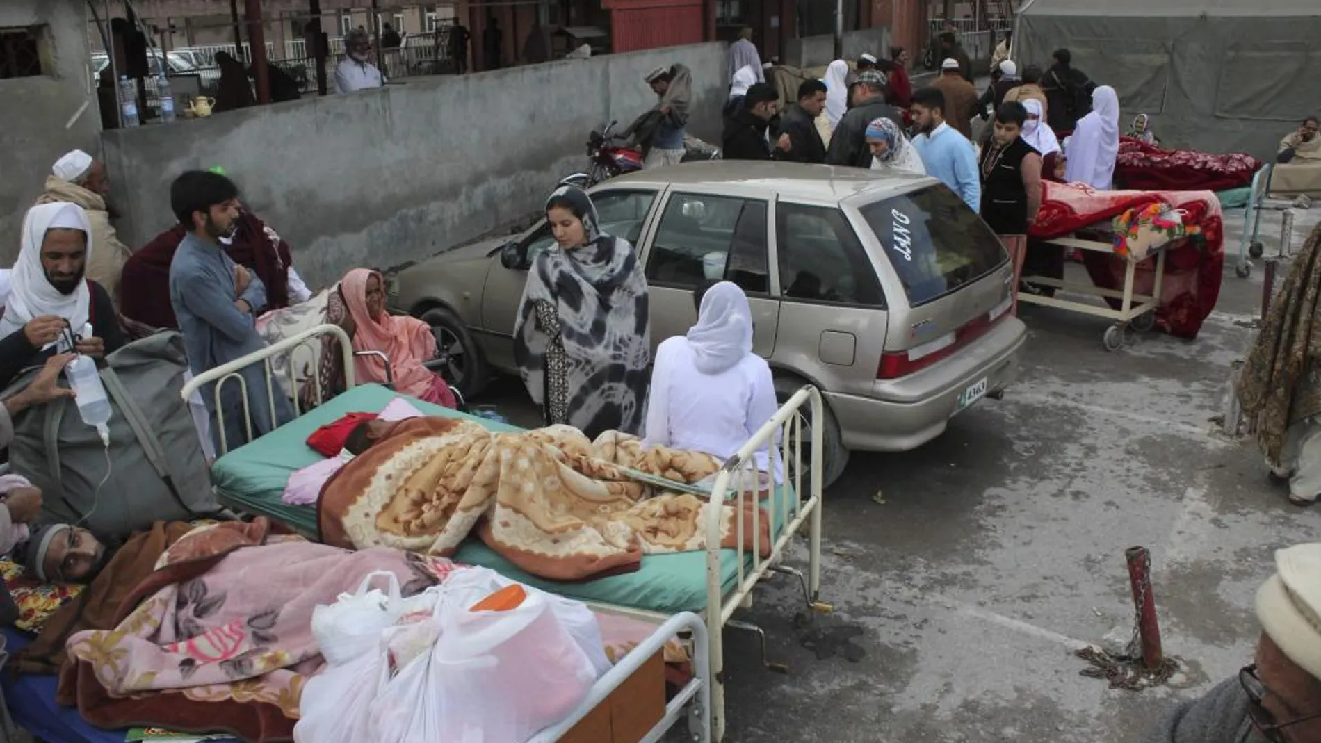 Heridos reciben atención médica en el aparcamiento de un hospital en Abbotabad