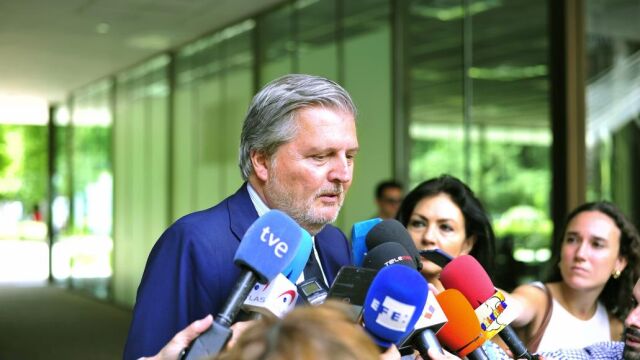 El ministro de Educación, Íñigo Méndez de Vigo, atiende a los medios