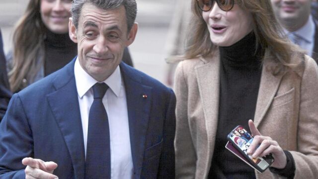 El ex presidente Sarkozy y su mujer, Carla Bruni, se dirigen a su colegio electoral para votar