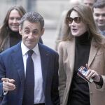 El ex presidente Sarkozy y su mujer, Carla Bruni, se dirigen a su colegio electoral para votar
