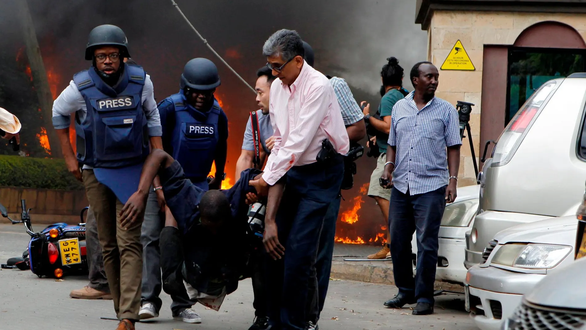 Rescatadores y periodistas evacuando a un hombre herido tras el atentado en Nairobi, Kenia, el pasado 15 de enero