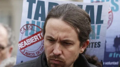 El líder de Podemos Pablo Iglesias, participa en un minuto de silencio por el tercer aniversario de la muerte de quince inmigrantes en El Tarajal (Ceuta).