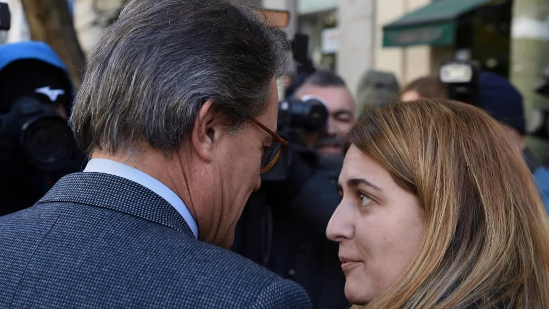 El expresidente de la Generalitat y presidente del PDeCAT, Artur Mas, conversa con la coordinadora general del PDeCAT, Marta Pascal, ayer a su llegada al Tribunal Supremo