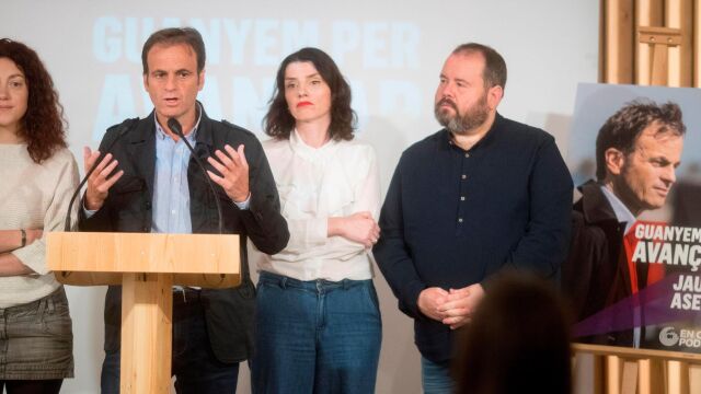 Jaume Asens con varios miembros de su candidatura para las elecciones del 28-A