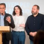 Jaume Asens con varios miembros de su candidatura para las elecciones del 28-A