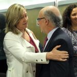 Pilar del Olmo saluda al ministro de Hacienda, Cristóbal Montoro, a su llegada al Consejo de Política Fiscal y Financiera