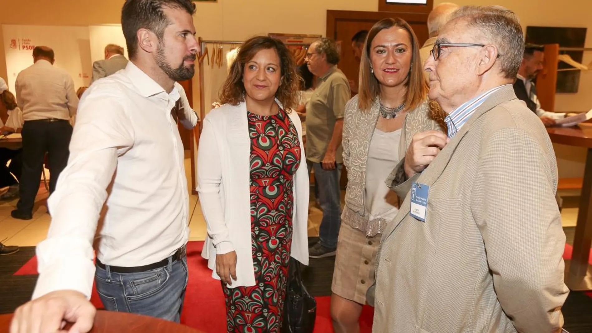 El líder socialista, Luis Tudanca, conversa con Virginia Barcones, Iratxe García y José Constantino Nalda, antes de comenzar el Comité Autonómico