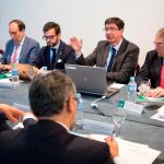 El vicepresidente y consejero de Turismo, Juan Marín, durante el encuentro