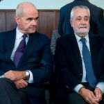 Los expresidentes de la Junta Manuel Chaves y José Antonio Griñán escuchan a los fiscales Anticorrupción durante el juicio/Foto: Efe