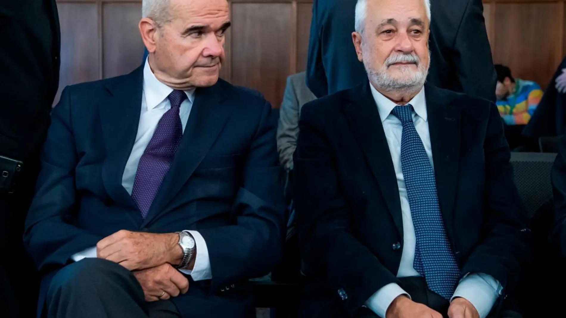 Los expresidentes de la Junta Manuel Chaves y José Antonio Griñán escuchan a los fiscales Anticorrupción durante el juicio/Foto: Efe