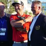 Jon Rahm, con el trofeo de ganador