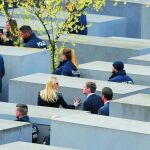 Ivanka Trump, rodeada de agentes, visitó ayer el Memorial de los judíos de Europa asesinados en Berlín