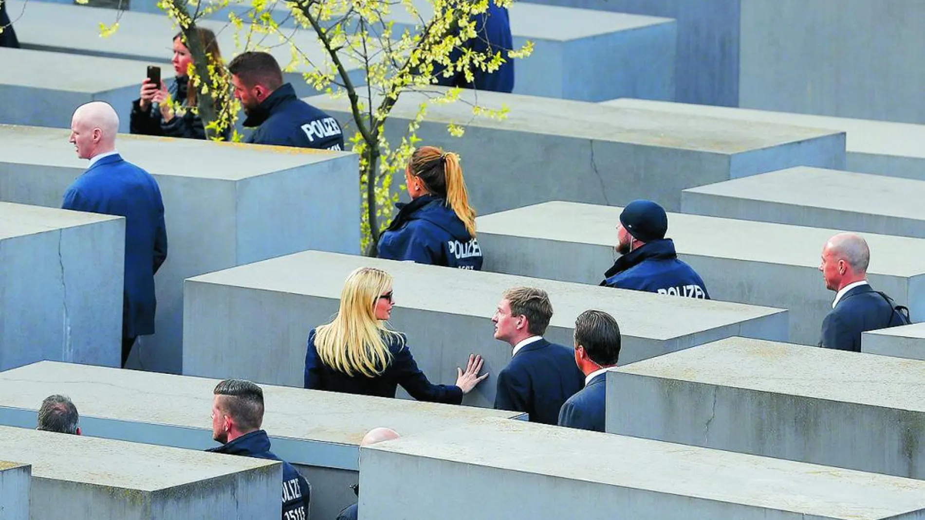 Ivanka Trump, rodeada de agentes, visitó ayer el Memorial de los judíos de Europa asesinados en Berlín