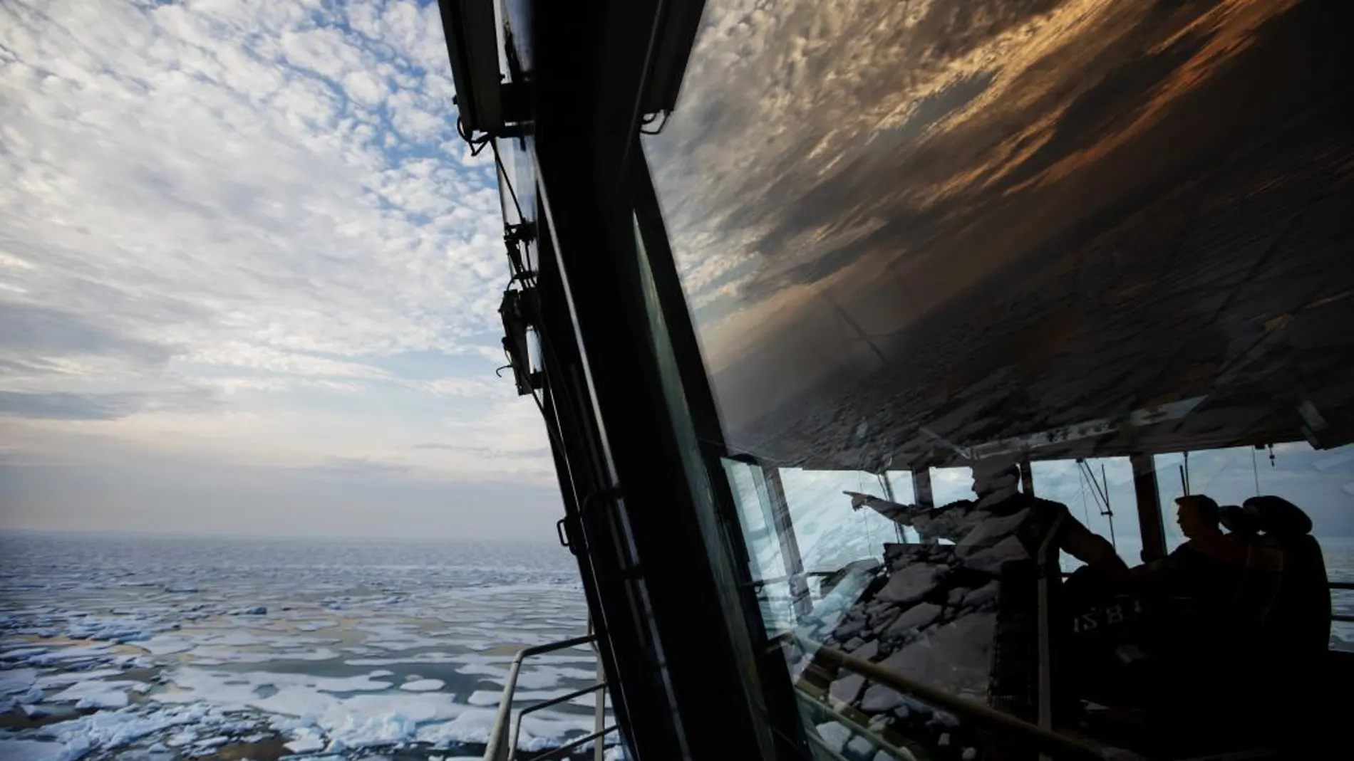 Un buque rompehielos atraviesa el ártico canadiense. (AP Photo/David Goldman)