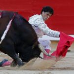 El diestro madrileño Miguel Abellán ejecuta un pase de pecho de rodillas en la pasada Feria de San Fermín