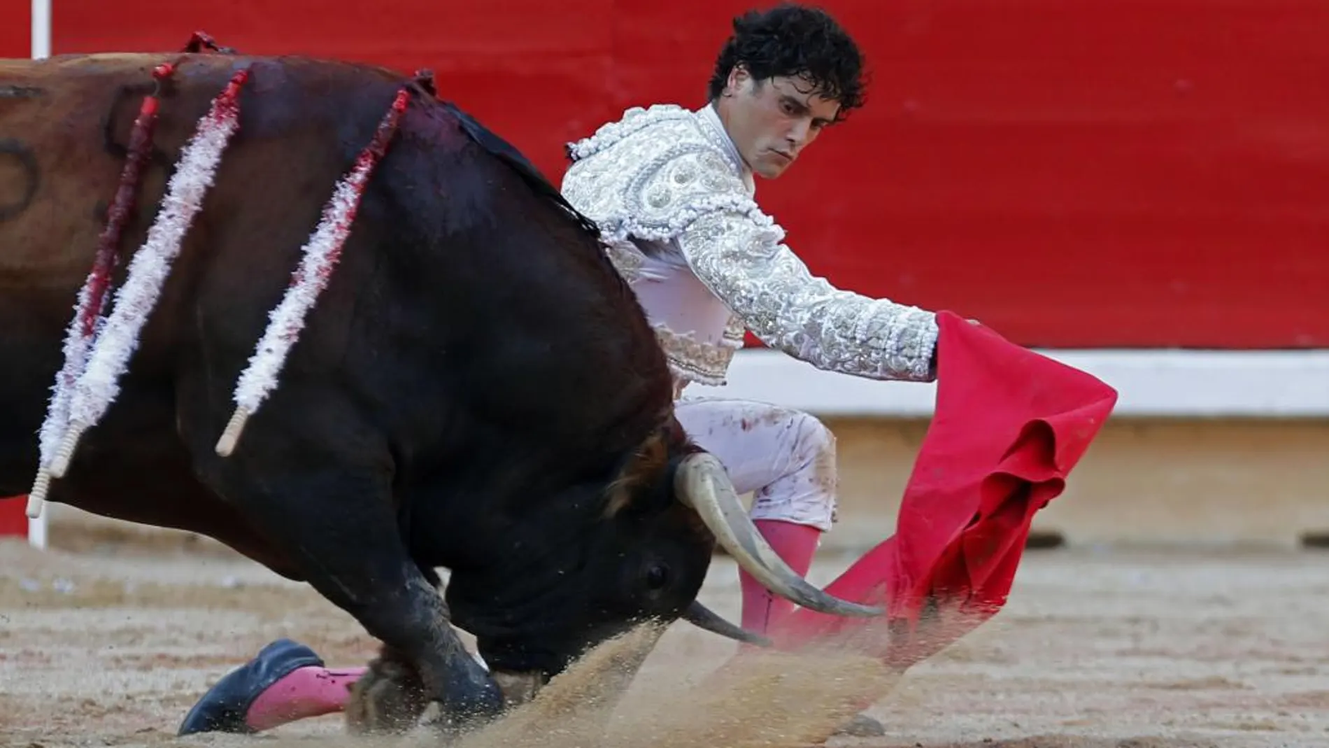 El diestro madrileño Miguel Abellán ejecuta un pase de pecho de rodillas en la pasada Feria de San Fermín