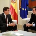 El presidente de Ciudadanos , Albert Rivera y el presidente del Gobierno, Mariano Rajoy, durante la reunión que mantuvieron en el Palacio de la Moncloa