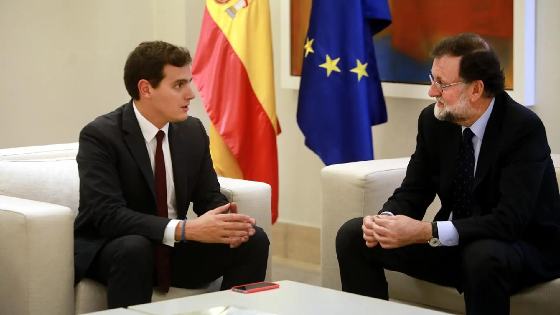 El presidente de Ciudadanos , Albert Rivera y el presidente del Gobierno, Mariano Rajoy, durante la reunión que mantuvieron  en el Palacio de la Moncloa