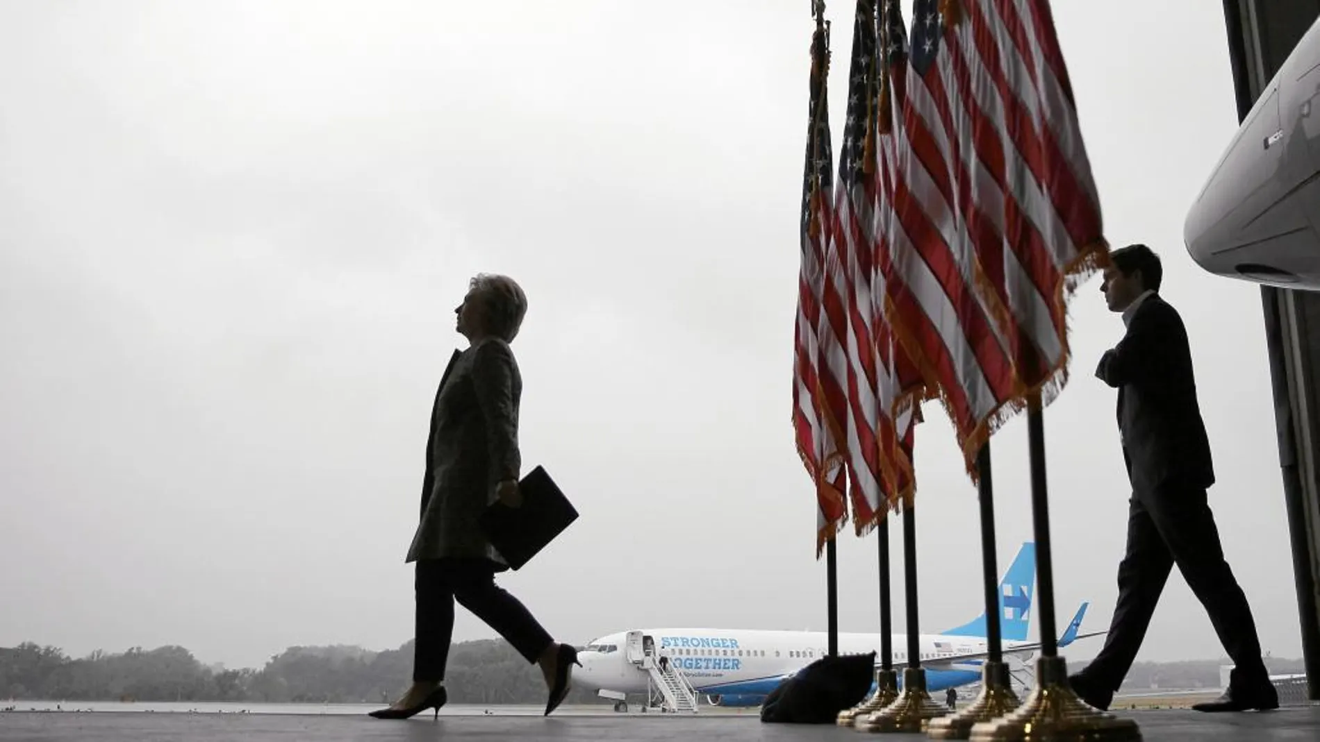 La candidata demócrata, Hillary Clinton, antes de embarcar en su avión de campaña, en Nueva York