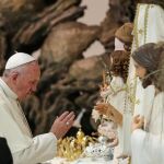 El Papa Francisco bendice un pesebre durante la audiencia general de los miércoles celebrada en el aula Pablo VI del Vaticano, ayer