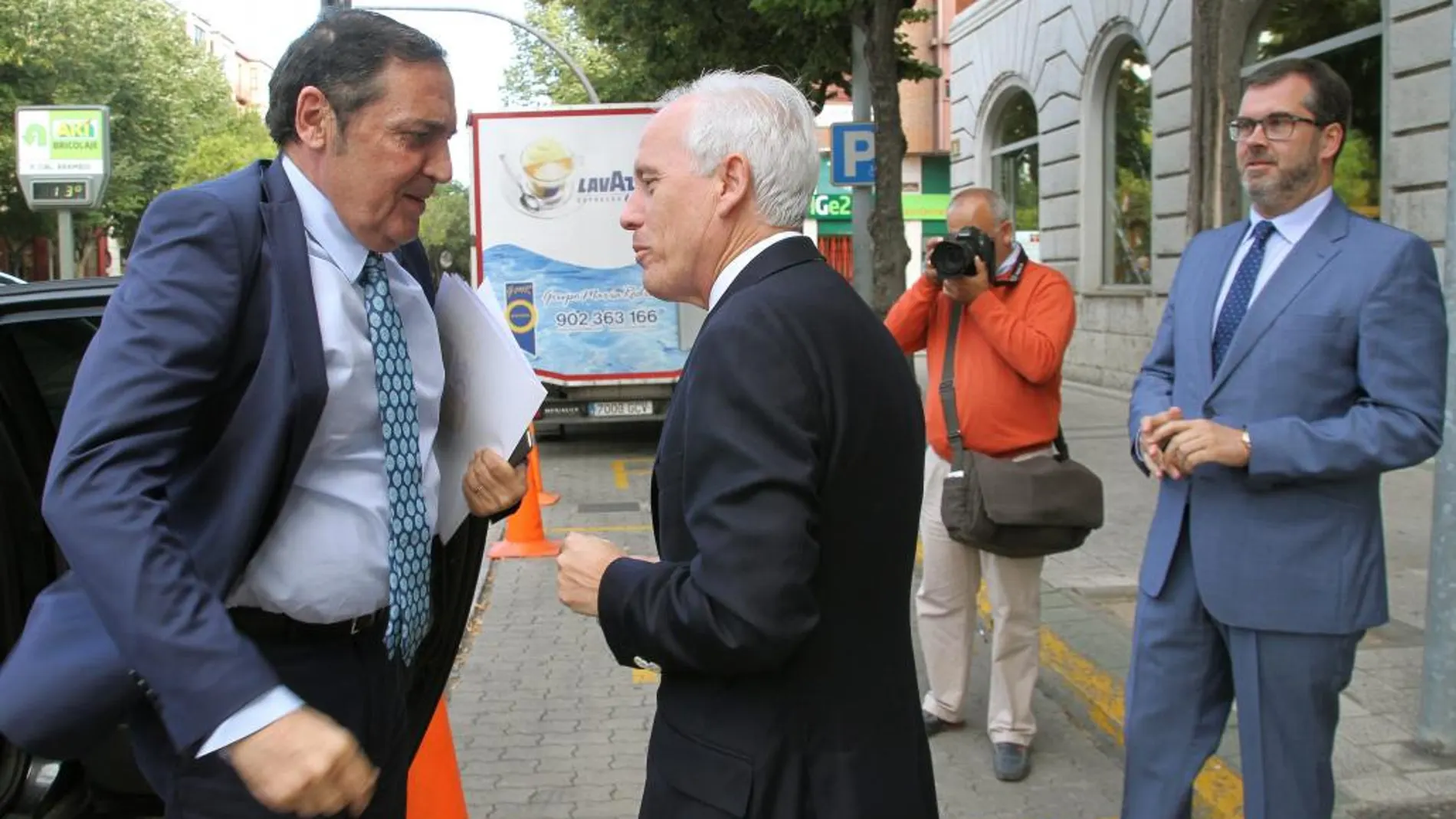 El consejero de Sanidad, Antonio Sáez Aguado, conversa con el delegado de la Junta en Palencia, Luis Domingo González, en presencia del director del Complejo Hospitalario y gerente de Salud de Palencia, Felipe Mielgo