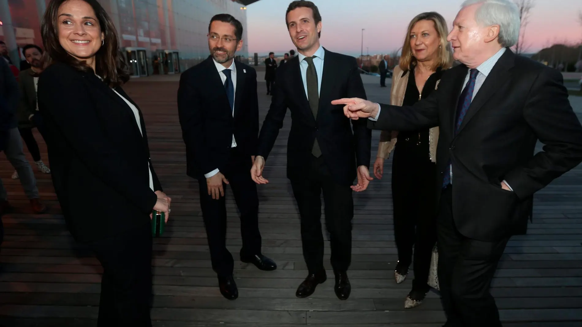 El presidente del PP, Pablo Casado, junto al director general de CyLTV, Eduardo Álvarez; la consejera de Economía y Hacienda, Pilar del Olmo; la consejera delegada de Edigrup, Adriana Ulibarri y el presidente de Promecal, Antonio Méndez Pozo a su llegada a la gala del X Aniversario de la cadena autonómica