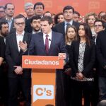 El presidente de Ciudadanos, Albert Rivera (c), durante la presentación de su equipo este pasado lunes 23