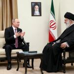Vladimir Putin con el Ayatollah Ali Khamenei