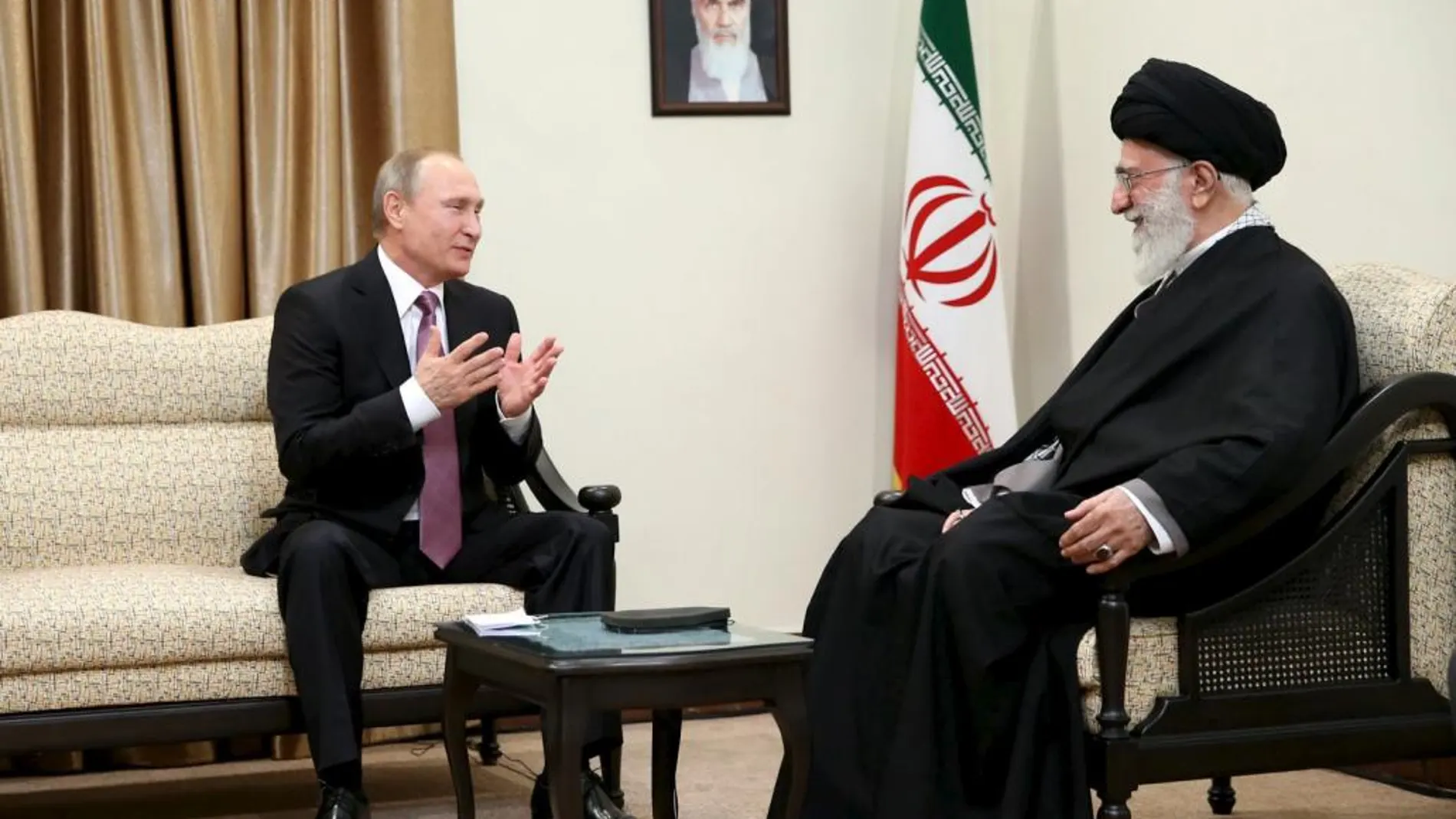 Vladimir Putin con el Ayatollah Ali Khamenei